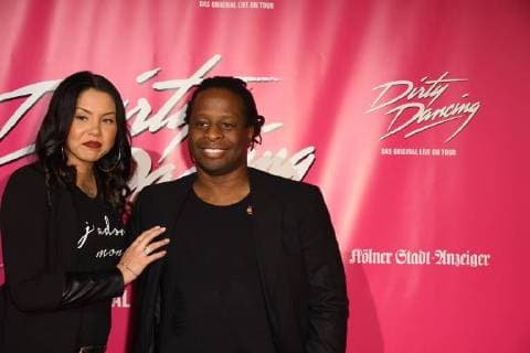 Mola Adebisi kommt mit Freundin Jo - Anne kommt am 26.10.2017 in Köln zur Deutschlandpremiere des Musical Dirty Dancing.