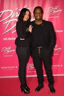 Mola Adebisi kommt mit Freundin Jo - Anne kommt am 26.10.2017 in Köln zur Deutschlandpremiere des Musical Dirty Dancing.
