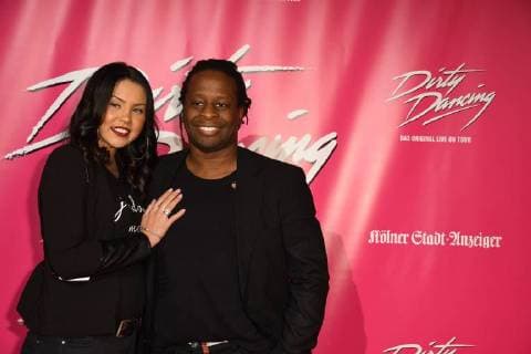 Mola Adebisi kommt mit Freundin Jo - Anne kommt am 26.10.2017 in Köln zur Deutschlandpremiere des Musical Dirty Dancing.