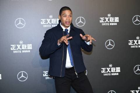 Bilder des Tages American stage actor Ray Fisher poses as he arrives on the red carpet for the movie Justice League in Beijing, China, 26 October 2017. Gal Gadot, Ben Affleck, and Henry Cavill team up to endorse film Justice League in Beijing  pbu701196_39