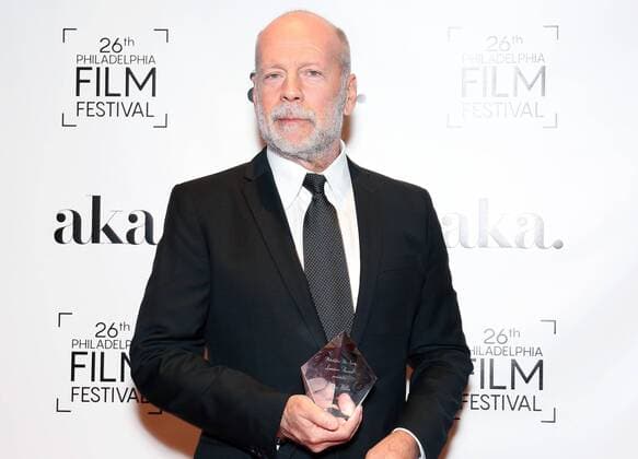 Bilder des Tages PHILADELPHIA PA OCTOBER 26 Bruce Willis receives the 2nd annual Luminere Award from M Night Shyamalan at the 26th Philadelphia Film Festival at AKA Washington Square in Philadelphia Pa on October 26 2017 Copyright: xStarxShooterx