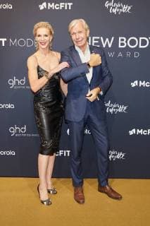 Grit Weiss und Prof. Dr. Jo Groebel - Verleihung des McFit NEW BODY Award in Berlin am 26.10.2017. McFit NEW BODY Award