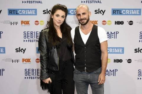 Maximilian Allgeier mit Begleitung bei der Eröffnung des Serienfestivals Seriencamp mit dem Screening der BBC TV-Serie SS-GB in der Hochschule für Fernsehen und Film. München, 26.10.2017