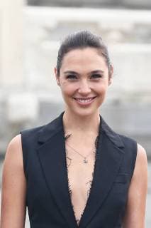 Israeli actress and model Gal Gadot visits the Temple of Heaven in heavy smog in Beijing, China, 27 October 2017. Gal Gadot leads co-stars of movie Justice League to visit Temple of Heaven in heavy smog in Beijing  pbu701405_10