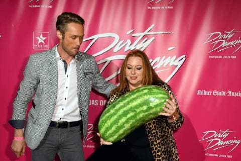 Das Model Nico Schwanz und Schauspielerin Rebecca Siemoneit-Barum kommt am 26.10.2017 in Köln zur Deutschlandpremiere des Musical Dirty Dancing.