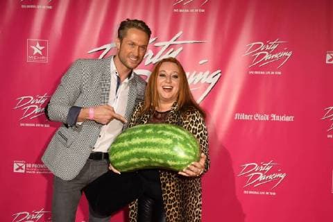 Das Model Nico Schwanz und Schauspielerin Rebecca Siemoneit-Barum kommt am 26.10.2017 in Köln zur Deutschlandpremiere des Musical Dirty Dancing.