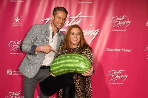 Das Model Nico Schwanz und Schauspielerin Rebecca Siemoneit-Barum kommt am 26.10.2017 in Köln zur Deutschlandpremiere des Musical Dirty Dancing.