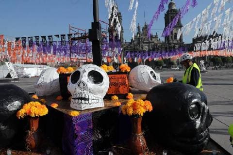 October 27 2017 EUM20171027ACT04 JPG CIUDAD DE MEXICO TraditionsTradiciones Dia de Muertos Ofrenda de dia de muertos en honor a las victimas de sismo en el Zocalo capitalino con los trabajos de artistas del Faro de Oriente que preparan y construyen la ofrenda 27 de octubre de 2017 Foto Agencia EL UNIVERSALJuan Carlos ReyesMAVC  - ZUMAu78_ 20171027_zaf_u78_068 Copyright: xElxUniversalx