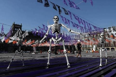 Themen der Woche Bilder des Tages October 27 2017 EUM20171027ACT05 JPG CIUDAD DE MEXICO TraditionsTradiciones Dia de Muertos Ofrenda de dia de muertos en honor a las victimas de sismo en el Zocalo capitalino con los trabajos de artistas del Faro de Oriente que preparan y construyen la ofrenda 27 de octubre de 2017 Foto Agencia EL UNIVERSALJuan Carlos ReyesMAVC  - ZUMAu78_ 20171027_zaf_u78_069 Copyright: xElxUniversalx