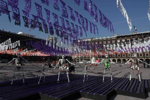 October 27 2017 EUM20171027ACT06 JPG CIUDAD DE MEXICO TraditionsTradiciones Dia de Muertos Ofrenda de dia de muertos en honor a las victimas de sismo en el Zocalo capitalino con los trabajos de artistas del Faro de Oriente que preparan y construyen la ofrenda 27 de octubre de 2017 Foto Agencia EL UNIVERSALJuan Carlos ReyesMAVC  - ZUMAu78_ 20171027_zaf_u78_070 Copyright: xElxUniversalx