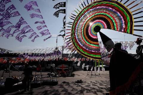 October 27 2017 EUM20171027ACT07 JPG CIUDAD DE MEXICO TraditionsTradiciones Dia de Muertos Ofrenda de dia de muertos en honor a las victimas de sismo en el Zocalo capitalino con los trabajos de artistas del Faro de Oriente que preparan y construyen la ofrenda 27 de octubre de 2017 Foto Agencia EL UNIVERSALJuan Carlos ReyesMAVC  - ZUMAu78_ 20171027_zaf_u78_071 Copyright: xElxUniversalx