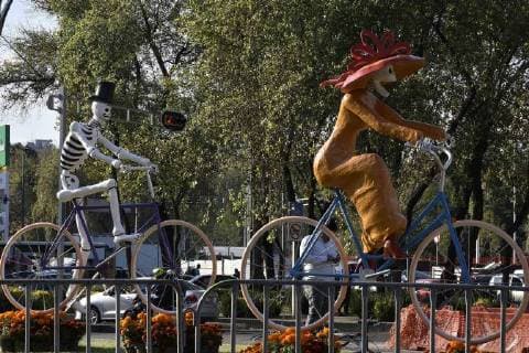 October 27 2017 EUM20171027NAC13 JPG CIUDAD DE MEXICO ExhibitionExposicion Catrinas Ãnimas de carton colocadas en Insurgentes y Reforma 27 de octubre de 2017 las cuales podran ser vistas durante el desfile de manana sabado con motivo del Dia de Muertos el cual partira de la Estela de Luz al Zocalo al Zocalo de la ciudad Foto Agencia EL UNIVERSALAlonso RomeroJMA  - ZUMAu78_ 20171027_zaf_u78_128 Copyright: xElxUniversalx