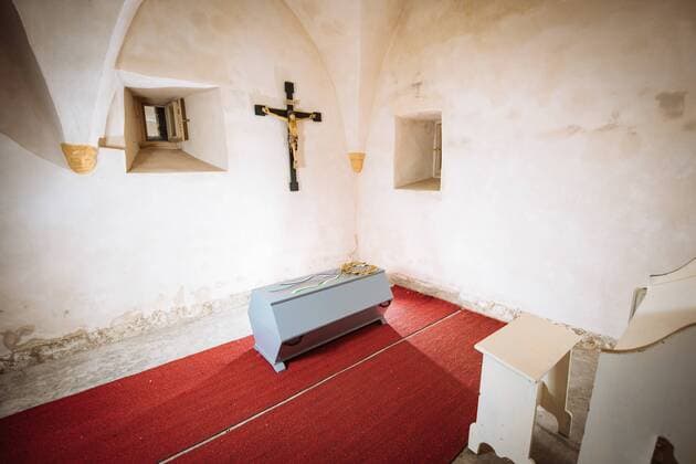 Vierzehnheiligen , 131016 , 210. Jahrestag der Schlacht bei Jena , Endlich gewürdigt , gesammelte Knochen der Gefallenen finden in Gruft ihre würdige letzte Ruhe Im Bild: Die Knochen im Sarg in der Wallfahrtskirche
