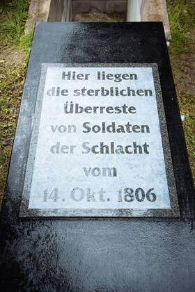 Vierzehnheiligen , 131016 , 210. Jahrestag der Schlacht bei Jena , Endlich gewürdigt , gesammelte Knochen der Gefallenen finden in Gruft ihre würdige letzte Ruhe Im Bild: Die Gruft vor der Wallfahrtskirche