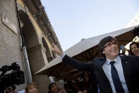 Catalan dismissed President, Carles Puigdemont (C), greets supporters as he leaves a restaurant in Vi square, Girona (Catalonia, northeastern Spain), 28 October 2017. Puigdemont offered a speech earlier today after Spanish Government removed him from post the previous day as part of the package of initiatives applied in observance to the Spanish Constitution s 155 Article. Puigdemont said that he does not acknowledge his dismissal as Catalan President and asked Catalans to have patience, persistance and perspective to defend the conquests achieved up to now . PUIGDEMONT GREETS SUPPORTERS AFTER HIS STATEMENT !ACHTUNG: NUR REDAKTIONELLE NUTZUNG!  Copyright: xMartaxPerezx GRA156 20171028-636448076306420099