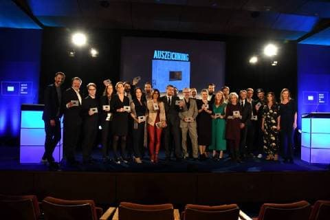 Alle Preisträger auf der Bühne am 28.10.2017 in Köln bei der Verleihung von Auszeichnungen an Fernsehschaffende aller creativen Gewerke durch die Deutsche Akademie für Fernsehen - DAFF - . Zum 5. mal werden hier herausragende Leistungen bei der Herstellung deutscher Fernsehprogramme gewürdigt.