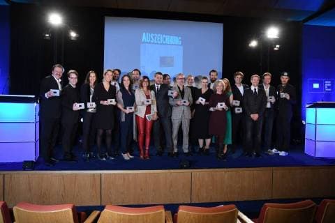 Alle Preisträger auf der Bühne am 28.10.2017 in Köln bei der Verleihung von Auszeichnungen an Fernsehschaffende aller creativen Gewerke durch die Deutsche Akademie für Fernsehen - DAFF - . Zum 5. mal werden hier herausragende Leistungen bei der Herstellung deutscher Fernsehprogramme gewürdigt.
