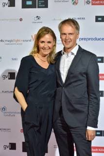 Schauspielerin Carolin Fink und Begleitung am 28.10.2017 in Köln bei der Verleihung von Auszeichnungen an Fernsehschaffende aller creativen Gewerke durch die Deutsche Akademie für Fernsehen - DAFF - . Zum 5. mal werden hier herausragende Leistungen bei der Herstellung deutscher Fernsehprogramme gewürdigt.