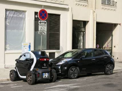 Elektroauto Renault Twizy (links) und Nissan Leaf werden an Ladestationen am Strassenrand aufgeladen (Stromtankstelle, Verkehrszeichen Schild Absolutes Halteverbot ausgenommen Elektroautos während Ladevorgang), Nizza (Frankreich). *** Electric car Renault Twizy left and Nissan Leaf will to Charging stations at Roadside charged Electricity gas station Traffic signs Shield Absolute Stopping ban excluded Electric cars during Charging Nice France