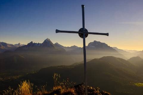 Abendlicht am Gipfelkreuz des Rauhen Kopf, links Watzmann, rechts Hochkalter, Abendlicht, Berchtesgadener Alpen, Berchtesgadener Land, Oberbayern, Bayern, Deutschland, Europa Copyright: imageBROKER/HerbertxBerger ibxheb04588401.jpg