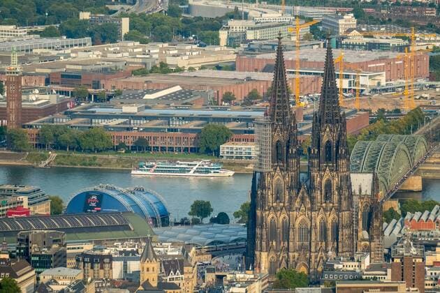 Kölner Dom, Köln-Mitte, mit der Köln-Messe im Hintergrund, Domplatte, neben Römisch-Germanisches Museum, Köln, Rheinland, Nordrhein-Westfalen, Deutschland !ACHTUNGxMINDESTHONORARx60xEURO!