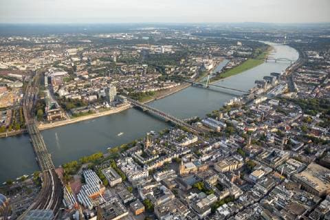 Kölner Altstadt mit Katholische Kirche Groß St. Martin, alle Rheinbrücken,Hohenzollernbrücke, Severinsbrücke, Südbrücke, Rhein mit Frachtschiff, Köln, Rheinland, Nordrhein-Westfalen, Deutschland !ACHTUNGxMINDESTHONORARx60xEURO!