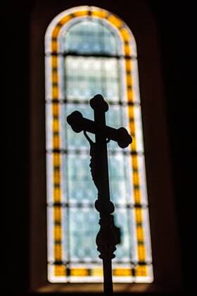 Niedernsill THEMENBILD - ein Kruzifix im Gegenlicht eines Kirchenfensters, aufgenommen am 28. Monat 2017 in Niedernsill, Oesterreich a crucifix in the light of a church window, Niedernsill, Austria on 2017 10 28. *** Theme image a Crucifix in Gegenlicht a Church window Date at 28 Month 2017 in Austria a Crucifix in The Light of a Church Window Austria ON 2017 10 28  EX_JFK  
