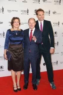 Hamburg Britta Ernst und Olaf Scholz mit Florian Drücke vom BVMI Echo Klassik 2017 Verleihung in der Elbphilharmonie in Hamburg am 29.10.2017