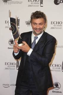Hamburg Jonas Kaufmann mit dem Echo in der Hand Echo Klassik 2017 Verleihung in der Elbphilharmonie in Hamburg am 29.10.2017
