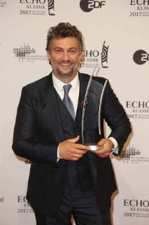 Hamburg Jonas Kaufmann mit dem Echo in der Hand Echo Klassik 2017 Verleihung in der Elbphilharmonie in Hamburg am 29.10.2017