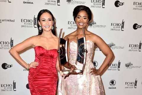 Die beiden Preisträgerinnen Aida Garifullina und Pretty Yende bei der Verleihung vom Echo Klassik am 29.10.2017 in Hamburg Echo Klassik 2017 in Hamburg