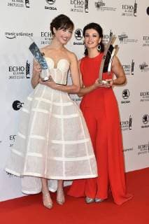 Die beiden Preisträgerinnen Camille Thomas und Ksenija Sidorova bei der Verleihung vom Echo Klassik am 29.10.2017 in Hamburg Echo Klassik 2017 in Hamburg