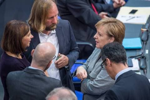 Berlin Politik Konstituierende Sitzung Deutscher Bundestag Konstituierende Sitzung des 19. Deutschen Bundestag am Dienstag den 24. Oktober 2017. Im Bild vlnr.: Katrin Goering-Eckardt (Parteivorsitzende Buendnis 90 Die Gruenen), Anton Hofreiter (Fraktionsvorsitzender Buendnis 90 Die Gruenen), Bundeskanzlerin Angela Merkel. Von hinten: Peter Michael Tauber (CDU-Generalsekretaer) und Cem Oezdemir (Parteivorsitzender Buendnis 90 Die Gruenen). 24.10.2017, Berlin