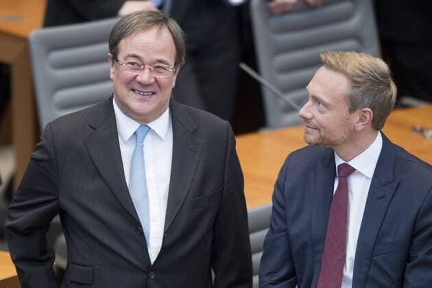 Ministerpraesident Armin LASCHET (li., CDU) und Christian LINDNER (Bundesvorsitzender FDP und Mitglied des Landtages NRW), Sitzung des Landtages zur gemeinsamen Wahl des Ministerpraesidenten von Nordrhein-Westaflen in Duesseldorf Deutschland am 27.06.2017.
