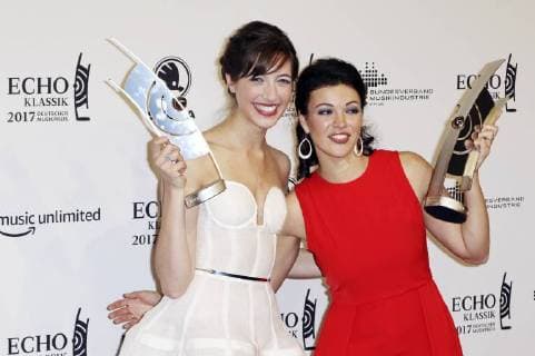 Camille Thomas und Ksenija Sidorova bei der 24. Verleihung des Echo Klassik 2017 in der Elbphilharmonie. Hamburg, 29.10.2017