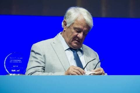 Hasso PLATTNER (Vorsitzender Aufsichtsrat, SAP SE) mit dem Preis Unternehmen des Jahres , nachdenklich, nachdenkend, Ordentliche Hauptversammlung der SAP SE in Mannheim, am 10.05.2017. *** Hasso Plattner Chairman Supervisory Board SAP SE with the Prize Companies the Year contemplative nachdenkend Ordinary Annual General Meeting the SAP SE in Mannheim at 10 05 2017