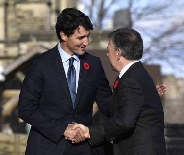 Canadian Prime Minister Justin Trudeau (L) greets Colombian President Juan Manuel Santos (R) at the Centre Block, headquarters to the Canadian Parliament in Ottawa, Ontario, Canada, 30 October 2017. Santos travelled to Canada for an official visit during which he will seek further investment and cooperation for peace in the country. Santos seeks more investment and resources for the peace in Canada !ACHTUNG: NUR REDAKTIONELLE NUTZUNG!  Copyright: xJASTINxTANGx OTT002 20171030-636449989370928034