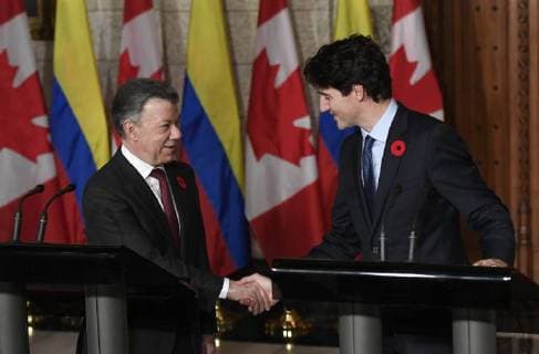 Canadian Prime Minister Justin Trudeau (R) and Colombian President Juan Manuel Santos deliver a press conference at the Chamber of Commons in Ottawa, Ontario, Canada, 30 October 2017. Colombian President Juan Manuel Santos travelled to Canada for an official visit during which he will seek further investment and cooperation for peace in the country. Santos seeks more investment and resources for the peace in Canada !ACHTUNG: NUR REDAKTIONELLE NUTZUNG!  Copyright: xJASTINxTANGx OTT016 20171031-636450081029504203