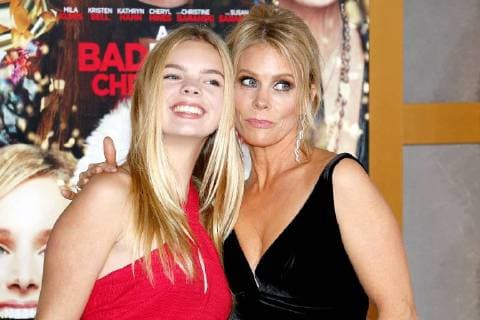 Cheryl Hines und ihre Tochter Catherine Rose Young bei der A Bad Moms Christmas Film Premiere am 30.10.2017 in Westwood, Los Angeles A Bad Moms Christmas Filmpremiere in Los Angeles, 2017