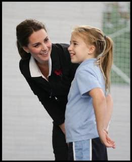 . 31 10 2017. London, United Kingdom. Duchess of Cambridge at Lawn Tennis Association. Britain s Catherine, Duchess of Cambridge, takes part in a Tennis for Kids session during a visit at the Lawn Tennis Association (LTA) at the National Tennis Centre in southwest London. Duchess of Cambridge visited the LTA, the national governing body of tennis, where she was briefed on the organisations latest activities and objectives, and had the opportunity to watch a number of tennis demonstrations at the National Tennis Centre s on-court facilities.  xi-Imagesx xPoolx IIM-16255-0025