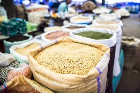 IMAGO Nature: Unsere Erde, Klimawandel, Ern?hrung, Pflanzen der Zukunft, Linse Lentils for sale in Chaudi Market, Goa, India, Asia Copyright: MatthewxWilliams-Ellis 1109-3110