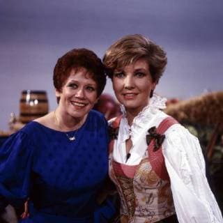 Die deutsche Schauspielerin und Sängerin Lotti Krekel (links) mit Carolin Reiber in der Musiksendung Heimat, Deine Lieder , Deutschland 1980er Jahre. German actress and singer Lotti Krekel (left) with Carolin Reiber in the music show Heimat, Deine Lieder , Germany 1980s. UnitedArchives00024597