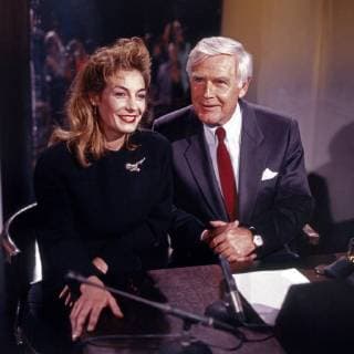 Die deutsche Musicaldarstellerin, Schauspielerin und Chansonsängerin Ute Lemper zu Gast bei Joachim Fuchsberger in dessen Talkshow Heut abend , Deutschland 1980er Jahre. German musical performer, actress and chanson singer Ute Lemper with Joachim Fuchsberger, Germany 1980s. UnitedArchives00024619