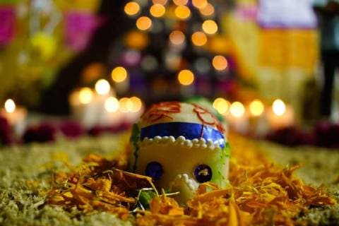 Themen der Woche Bilder des Tages (171102) -- MEXICO CITY, Nov. 2, 2017 -- Photo taken on Nov. 1, 2017 shows an offering in honor of the victims of the Sept. 19 earthquake during the Day of the Dead, in Mexico City, capital of Mexico. Francisco Canedo) (zjy) MEXICO-MEXICO CITY-DAY OF THE DEAD e FranciscoxCanedo 