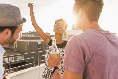 Friends having a rooftop party model released Symbolfoto  UUF11497