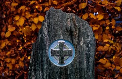 Kaprun ein Grabstein vor herbstlich gefaerbte Blaetter. Am 1. November, gedenken Katholiken- aller Menschen, die in der Kirche als Heilige verehrt werden. Das Fest Allerseelen am darauf folgenden 2. November, ist dem Gedaechtnis aller Verstorbenen gewidmet, aufgenommen am 30.10.2017, Kaprun, Oesterreich a tombstone in front of autumn colored leaves. On All Saints Day November 1, Catholics remember all people who are venerated as saints in the church. The festival Souls on the following November 2 is dedicated to the memory of all deceased, taken at the cemetery in Kaprun, Austria on 2017 10 30. *** Kaprun a Grave stone before autumn dyed Leaves at 1 November Remembrance Catholics all People the in the Church as Saints revered will the close All Souls u0026 39; Day at it following 2 November is the Memory all Deceased dedicated Date at  EP_fei  