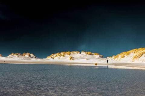 Norderney. 29 SEP 2017. Dunkle Wolken über dem Oststrand von Norderney. Regen kündigt sich an OSTFRIESLAND. Sommer am Strand. Copyright: JanisMEYER Priller&MAUG JMYF99148X