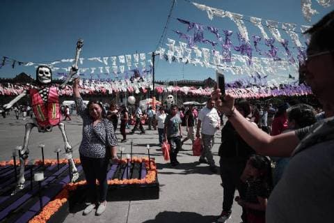 November 3 2017 EUM20171103NAC20 JPG CIUDAD DE MEXICO TraditionsTradiciones CDMX Aspectos de la ofrenda en el Zocalo de esta capital 3 de noviembre de 2017 con motivo del Dia de Muertos Foto Agencia EL UNIVERSALAlejandra LeyvaJMA  - ZUMAu78_ 20171103_zaf_u78_064 Copyright: xElxUniversalx