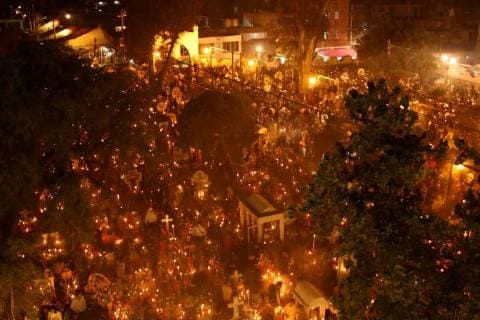 November 3 2017 EUM20171103NAC23 JPG CIUDAD DE MEXICO TraditionsTradiciones CDMX Miles de personas circularon por los estrechos caminos del panteon de en San Andres Mixquic Tlahuac al sur oriente de esta capital donde el acceso era lento debido al gran numero de visitantes durante el Alumbrada o Noche de las Veladoras celebrada este 2 de noviembre en el marco del Dia de Muertos Foto Agencia EL UNIVERSALAldo NicolaiJMA  - ZUMAu78_ 20171103_zaf_u78_074 Copyright: xElxUniversalx