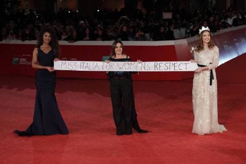 Samira Lui, Patrizia Mirigliani e Miss Italia Alice Rachele Arlanch mostrano uno striscione contro la violenza sulle donne Roma 04 11 2017. Auditorium parco della Musica. Festa del Cinema di Roma 2017. Rome November 4th 2017. Rome Film Fest 2017 Foto Samantha Zucchi Insidefoto SamanthaxZucchi